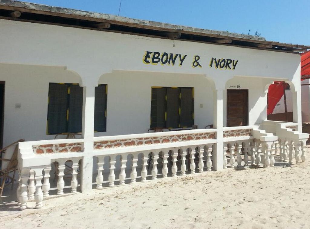 Ebony & Ivory Beach Bungalows นูงวี ภายนอก รูปภาพ