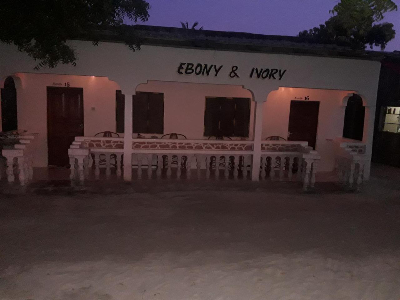 Ebony & Ivory Beach Bungalows นูงวี ภายนอก รูปภาพ